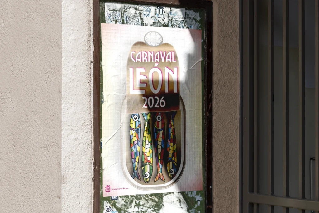 Cartel “Carnaval León 2026” colocado en un panel de cartelería urbana.