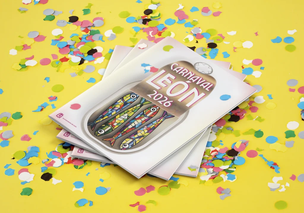Folletos del Carnaval León 2026 con el cartel del evento sobre fondo amarillo con confeti.