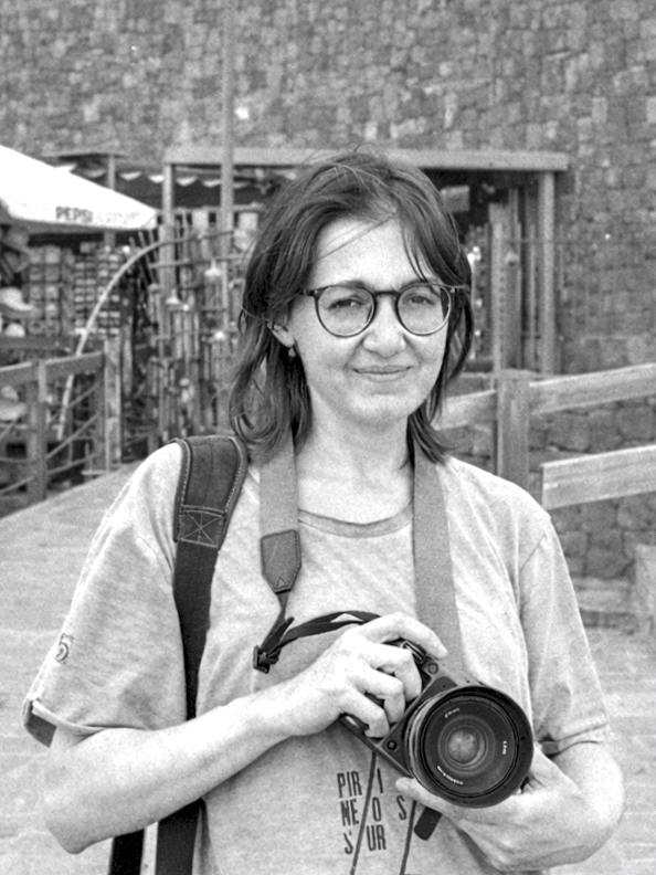 Retrato de Verónica Jaime Muñoz con cámara fotográfica.